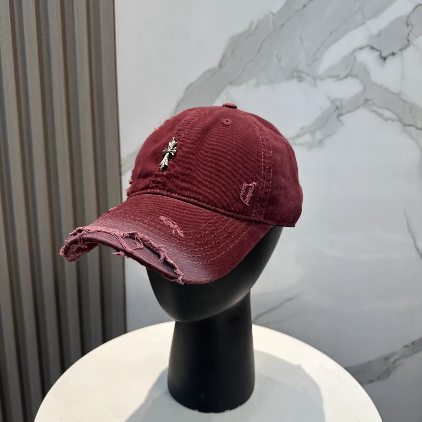P70 Crow Heart 🆕🆕New baseball cap, stylish and classic cross logo, casual with a cool feeling, unisex style, same style for men and women! Very easy to match! Head circumference: 56-58cm is available